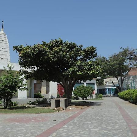 Radha Madhav Ashram Vrindāvan Buitenkant foto
