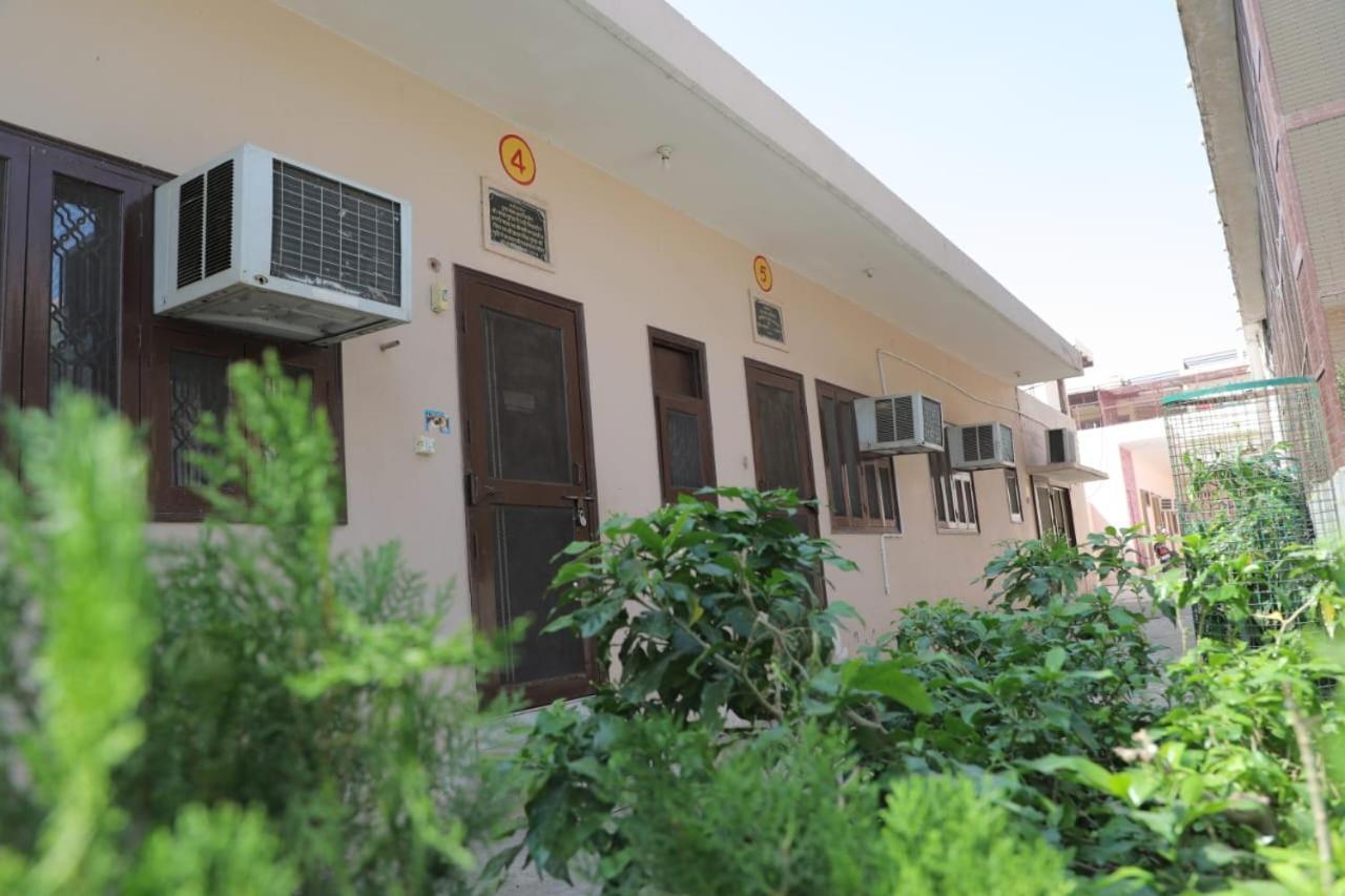 Radha Madhav Ashram Vrindāvan Buitenkant foto